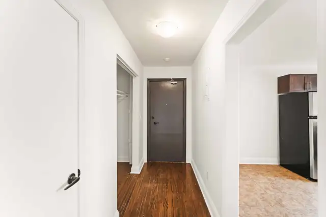 Spacious 2 Bedroom Apartment! Available April 1st! - Photo 7