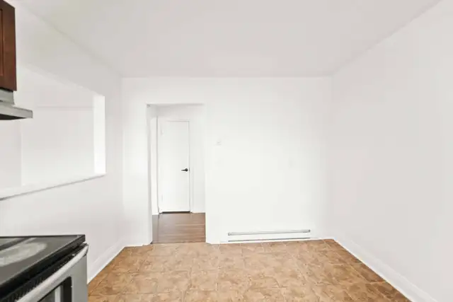 Spacious 2 Bedroom Apartment! Available April 1st! - Photo 8