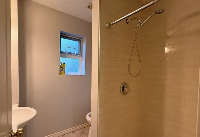 Lower Floor of a Duplex next to Mundy Park for Rent! - Photo 7