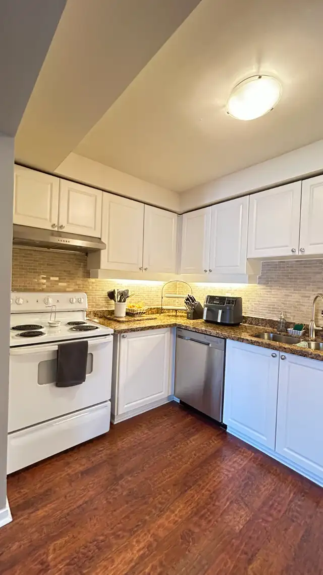 Spacious 2-Bed Townhome by Georgetown GO   Bsmt/AC/Parking Incl! - Photo 3