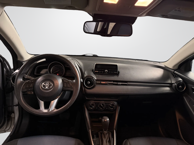 Toyota Yaris 20174D Sedan - Photo 5