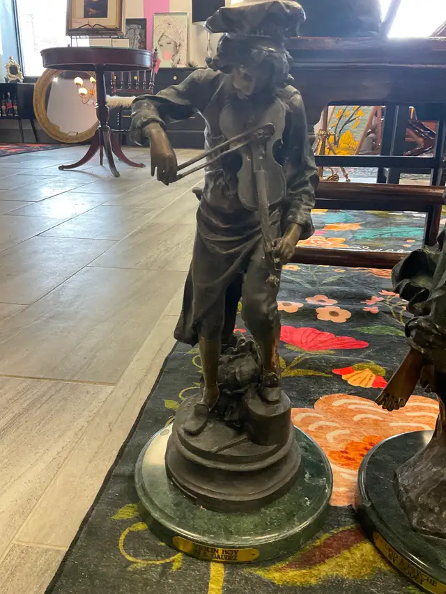 BRONZE STATUES - Photo 2