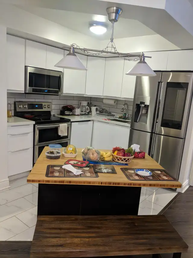 Yonge & Finch- FULLY FURNISHED 2 BEDROOM APARTMENT WITH PARKING - Photo 3