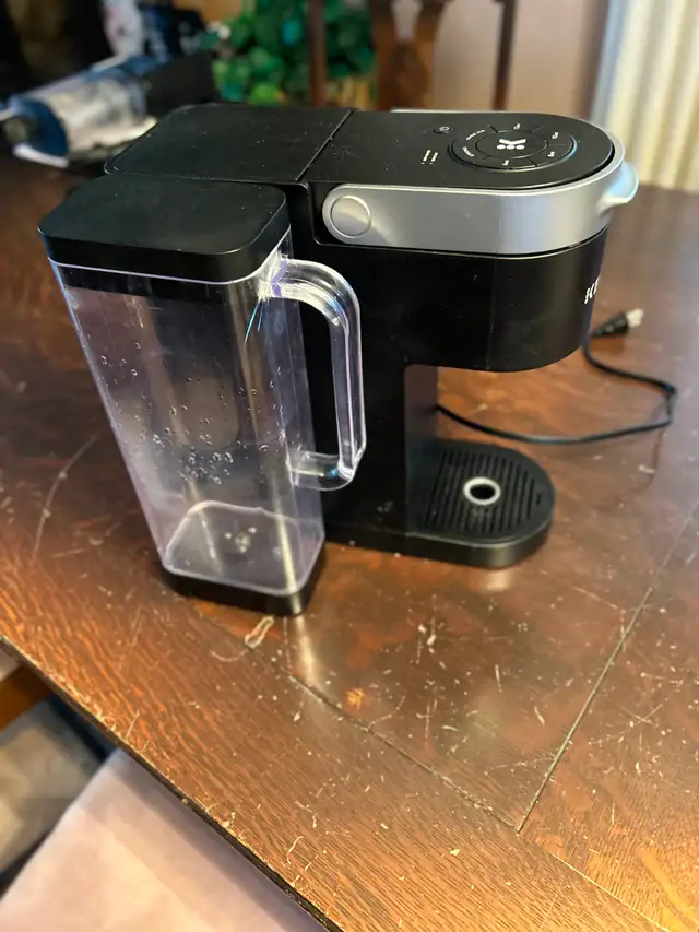 ONE GOOD WORKING KURUIG COFFEE MACHINEAS PICTURED