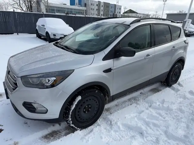 2018 Ford Escape SE / 2 Set of tires and Rims / Low KM 142K
