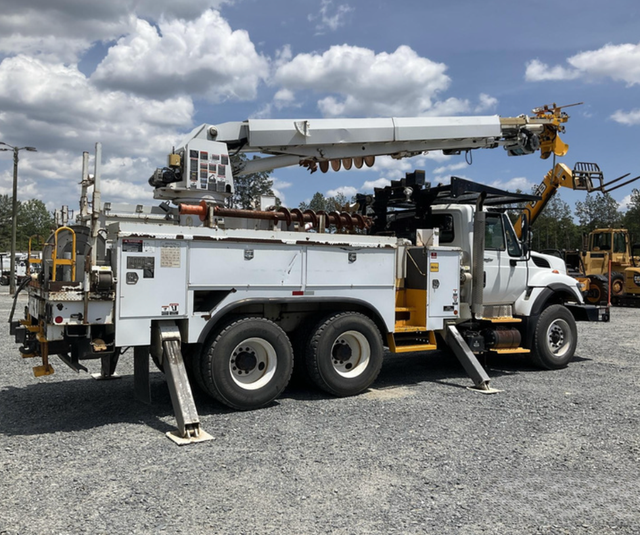 2014 International 7400 Altec DM47B-BR Digger Derrick - Photo 3