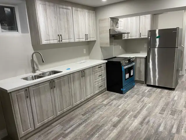 Luxury 1 Bedroom   Den. See-out Basement Apartment in W Brampton - Photo 3