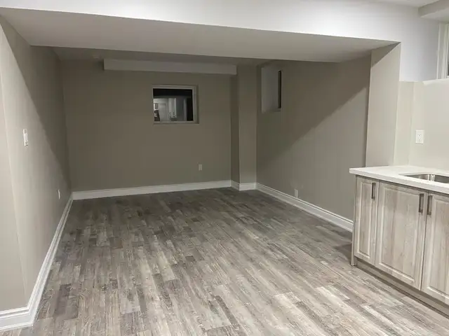 Luxury 1 Bedroom   Den. See-out Basement Apartment in W Brampton - Photo 4