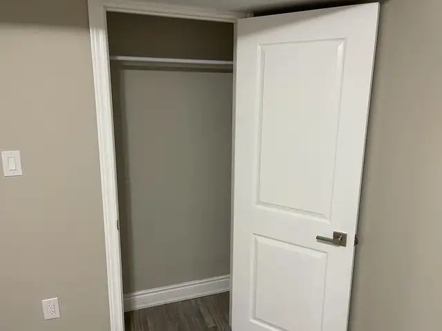 Luxury 1 Bedroom   Den. See-out Basement Apartment in W Brampton - Photo 6