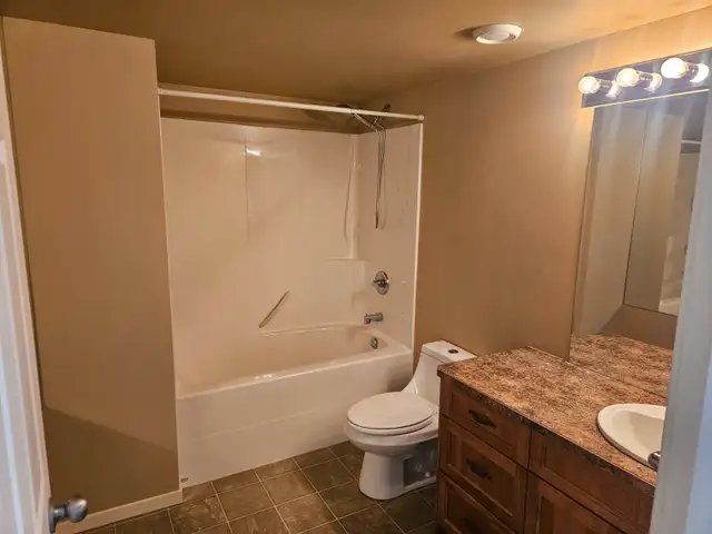 Large Daylight entry 2 Bedroom Basement suite - Photo 2