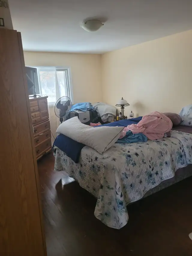 !!!!!   VERY BIG ROOM FOR RENT CARLING AND WOODROFFE   !!
