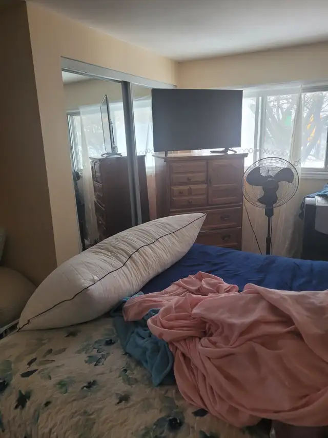 !!!!!   VERY BIG ROOM FOR RENT CARLING AND WOODROFFE   !! - Photo 2