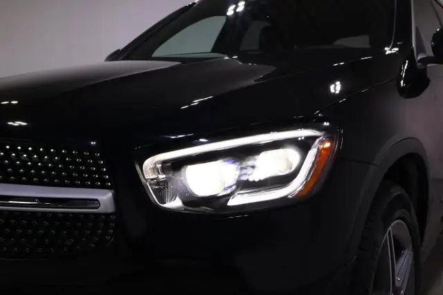 2020 Mercedes-Benz GLC300 4MATIC SUV | ONE OWNER | WELL EQUIPPED - Photo 10