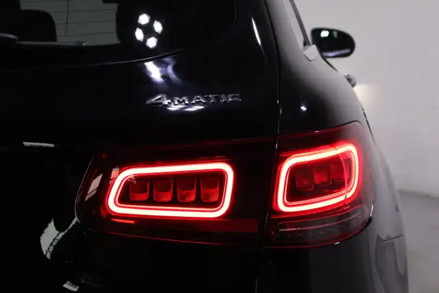 2020 Mercedes-Benz GLC300 4MATIC SUV | ONE OWNER | WELL EQUIPPED - Photo 11