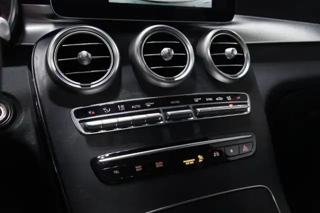 2020 Mercedes-Benz GLC300 4MATIC SUV | ONE OWNER | WELL EQUIPPED - Photo 18