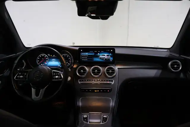 2020 Mercedes-Benz GLC300 4MATIC SUV | ONE OWNER | WELL EQUIPPED - Photo 20