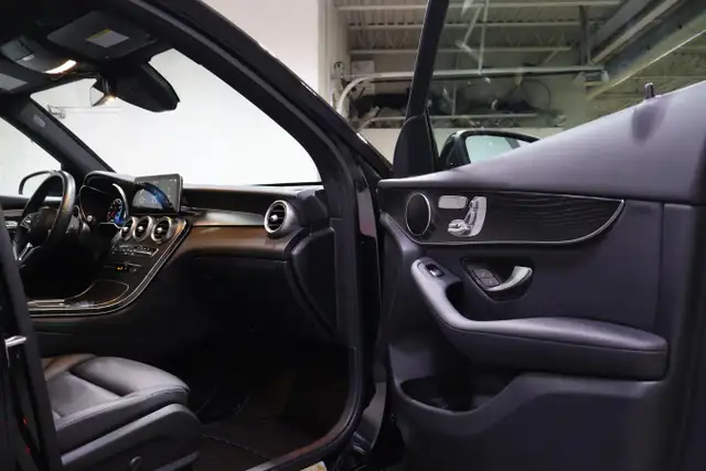 2020 Mercedes-Benz GLC300 4MATIC SUV | ONE OWNER | WELL EQUIPPED - Photo 21