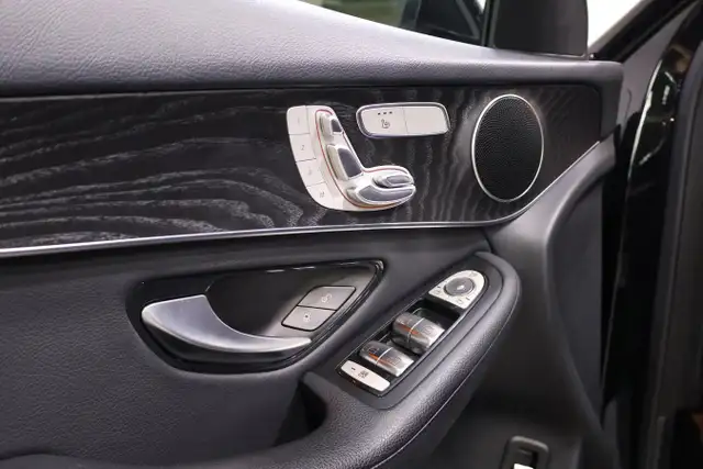 2020 Mercedes-Benz GLC300 4MATIC SUV | ONE OWNER | WELL EQUIPPED - Photo 22