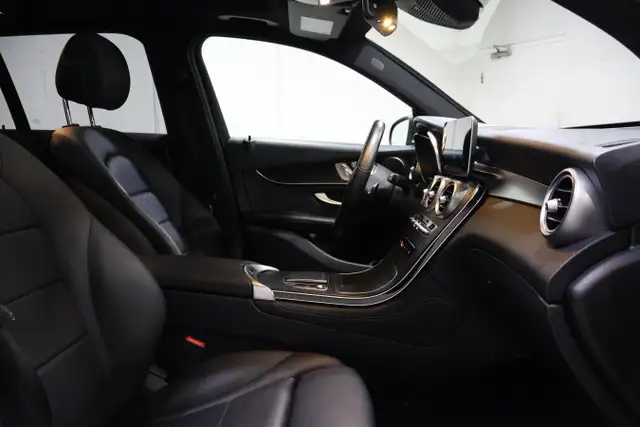 2020 Mercedes-Benz GLC300 4MATIC SUV | ONE OWNER | WELL EQUIPPED - Photo 23