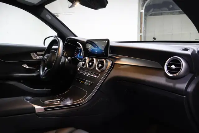 2020 Mercedes-Benz GLC300 4MATIC SUV | ONE OWNER | WELL EQUIPPED - Photo 24