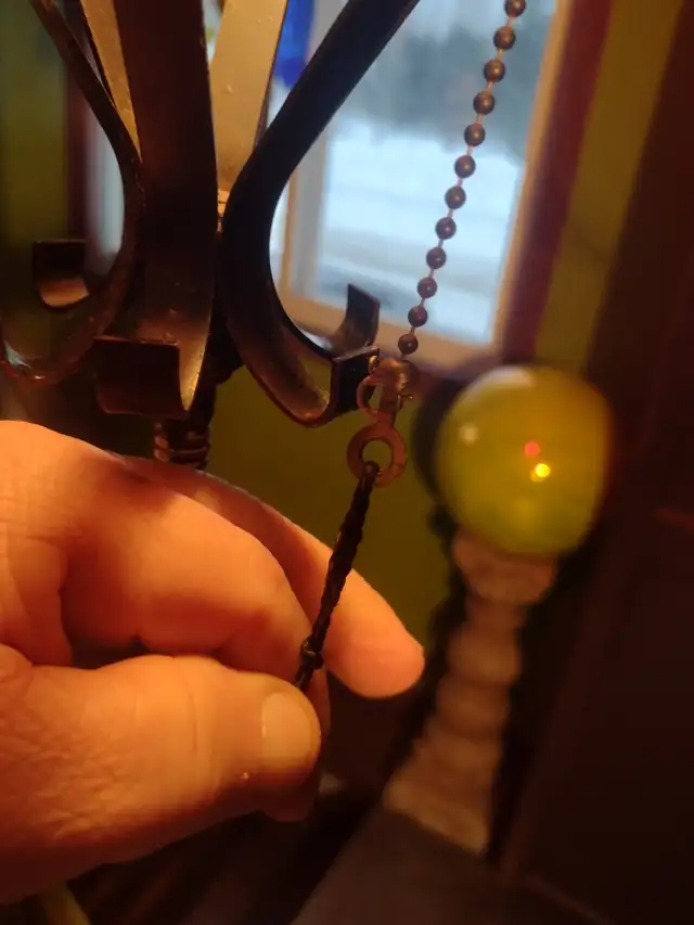 Vintage swag light 6 panel 3 different colours plugs in the wall - Photo 2