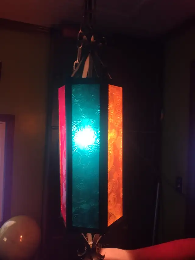 Vintage swag light 6 panel 3 different colours plugs in the wall - Photo 3