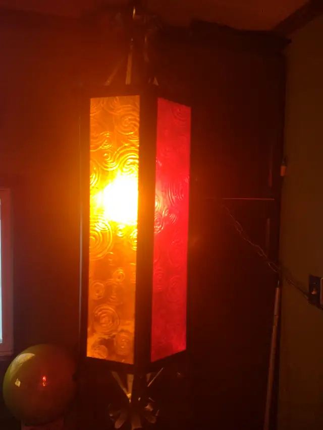 Vintage swag light 6 panel 3 different colours plugs in the wall - Photo 5