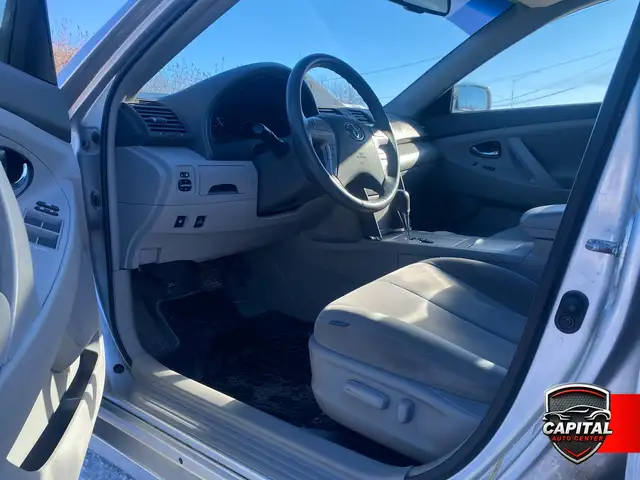2011 Toyota Camry Hybrid - Photo 8