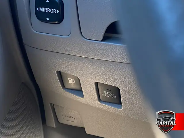 2011 Toyota Camry Hybrid - Photo 12