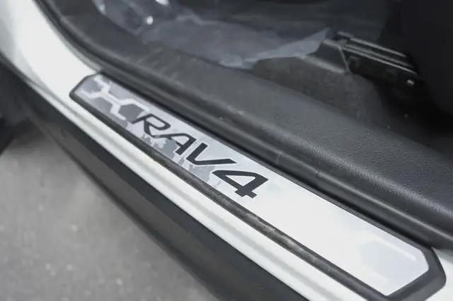 2020 Toyota RAV4 Hybrid XLE, Apple carplay, BSM, Sunroof. - Photo 13