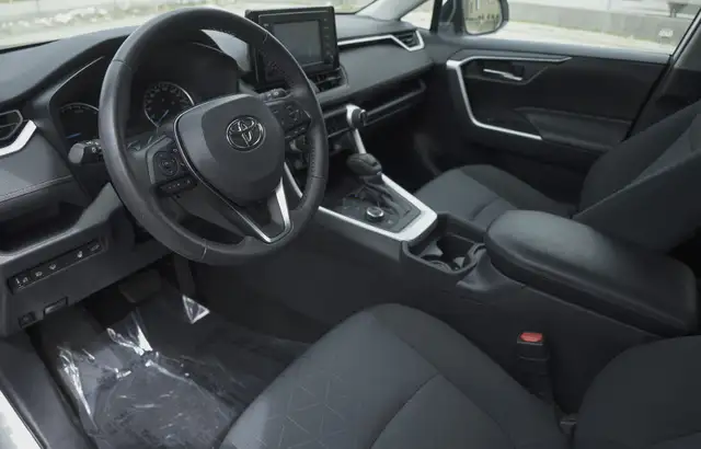 2020 Toyota RAV4 Hybrid XLE, Apple carplay, BSM, Sunroof. - Photo 14