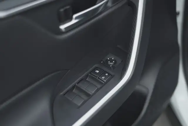 2020 Toyota RAV4 Hybrid XLE, Apple carplay, BSM, Sunroof. - Photo 16