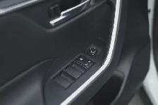 2020 Toyota RAV4 Hybrid XLE, Apple carplay, BSM, Sunroof. - Photo 16