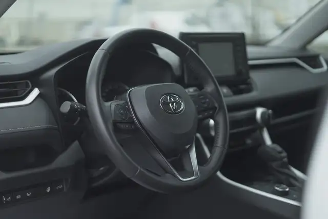 2020 Toyota RAV4 Hybrid XLE, Apple carplay, BSM, Sunroof. - Photo 17