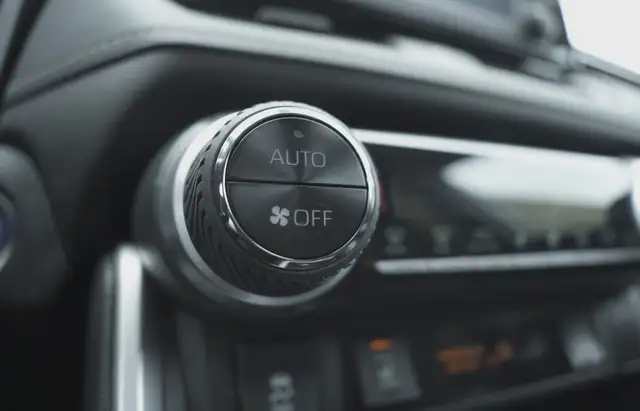 2020 Toyota RAV4 Hybrid XLE, Apple carplay, BSM, Sunroof. - Photo 28