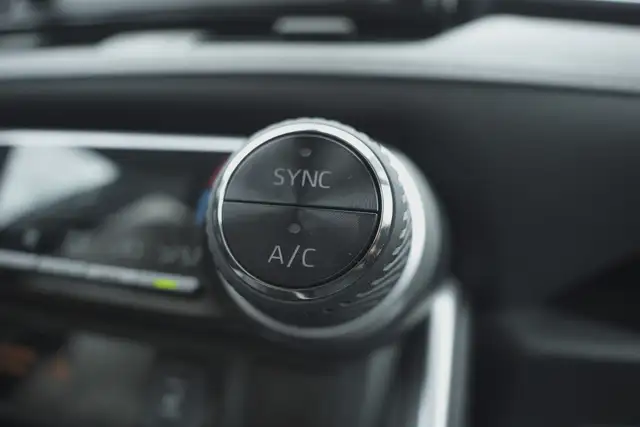2020 Toyota RAV4 Hybrid XLE, Apple carplay, BSM, Sunroof. - Photo 29