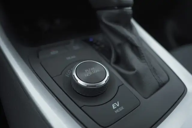 2020 Toyota RAV4 Hybrid XLE, Apple carplay, BSM, Sunroof. - Photo 31