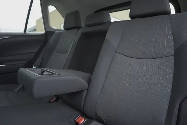 2020 Toyota RAV4 Hybrid XLE, Apple carplay, BSM, Sunroof. - Photo 40