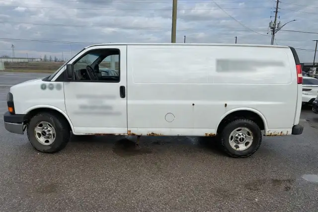 2010 GMC Savana Cargo Van RUNS, NOT DRIVEABLE, NO BRAKES, NO POW - Photo 2