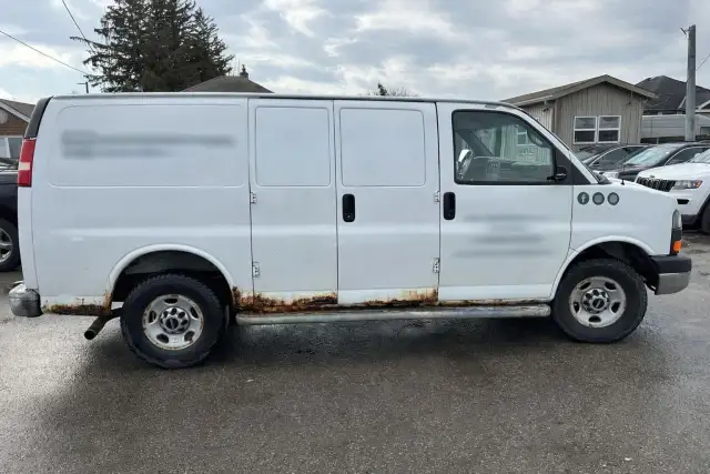 2010 GMC Savana Cargo Van RUNS, NOT DRIVEABLE, NO BRAKES, NO POW - Photo 4