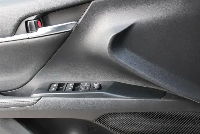 2020 Toyota Camry XLE - Photo 13