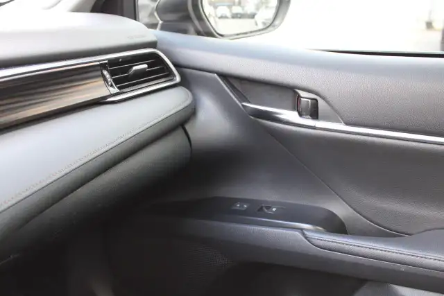 2020 Toyota Camry XLE - Photo 17