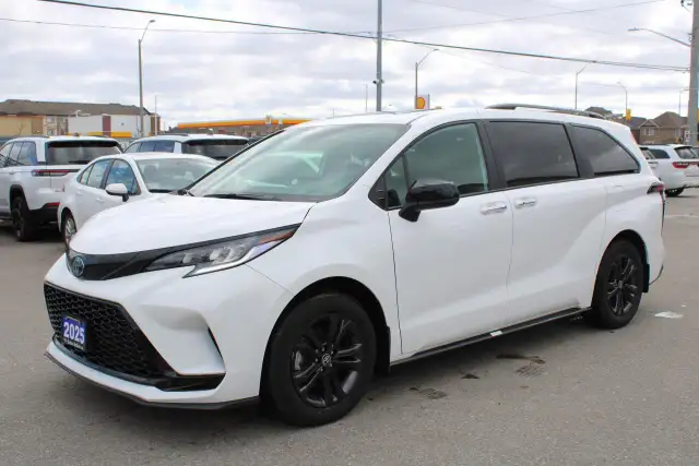 2025 Toyota Sienna XSE - Photo 2