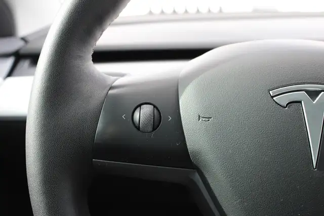 2022 Tesla Model 3 - Photo 17