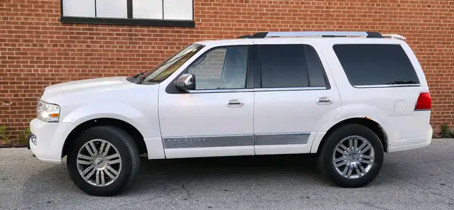 2010 Lincoln Navigator 4WD 4dr Ultimate - Photo 2