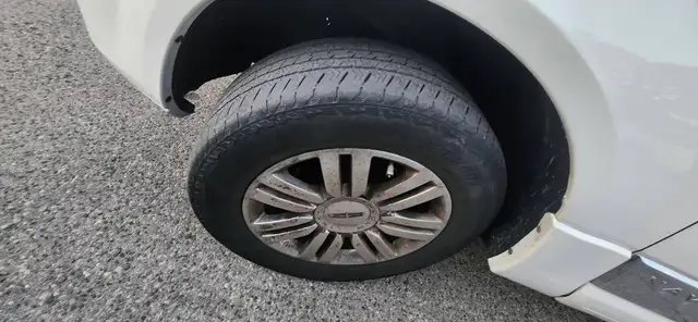 2010 Lincoln Navigator 4WD 4dr Ultimate - Photo 25