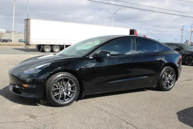 2023 Tesla Model 3 - Photo 3
