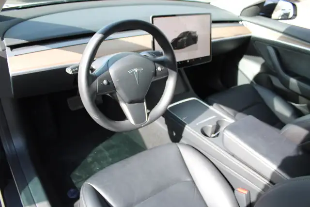 2023 Tesla Model 3 - Photo 9