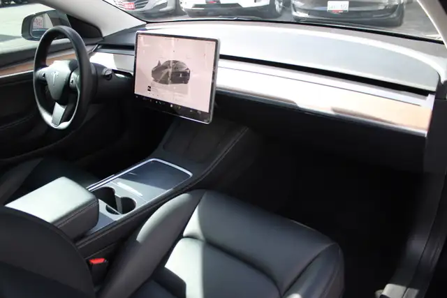 2023 Tesla Model 3 - Photo 11
