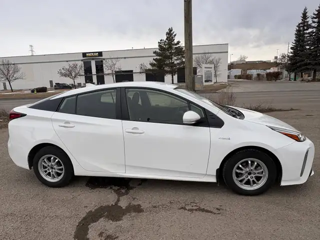 2021 Toyota Prius AWD-e - Photo 2